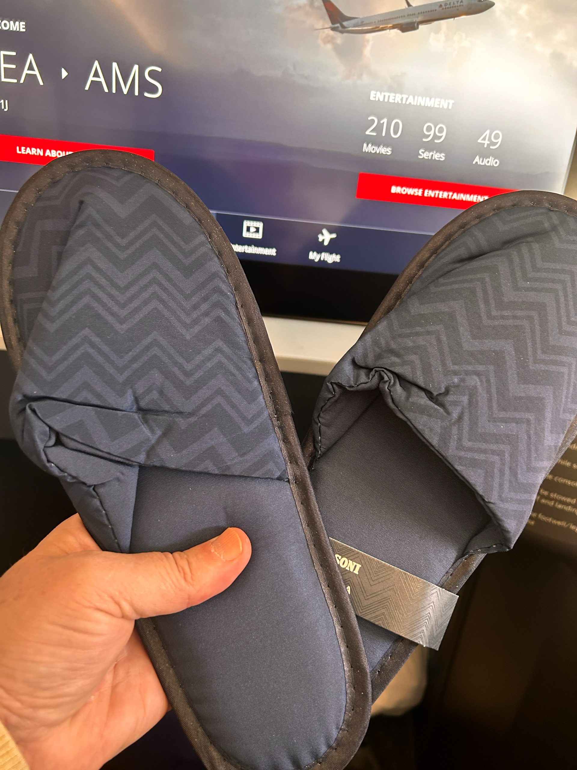 Missoni slippers, SEA→AMS on screen